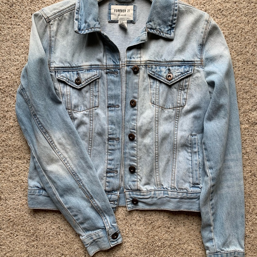 FOREVER 21 WOMENS SIZE SMALL CLASSIC LIGHT WASH JEAN JACKET USED
